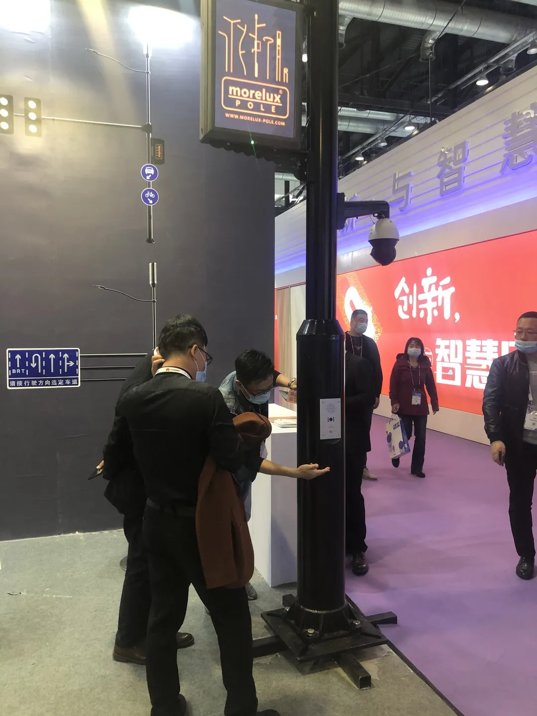 智慧灯杆闪“亮”中国国际信息通信展